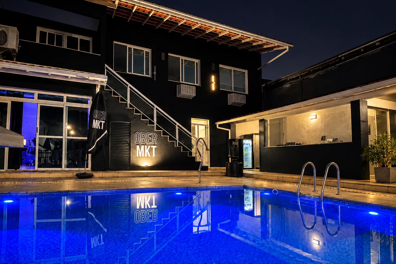 Mansão Ober MKT com piscina iluminada à noite